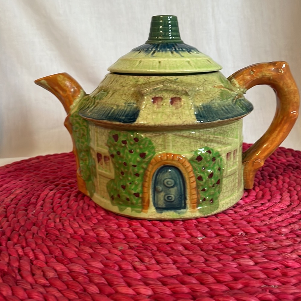 💚 Vintage English Cottage tea pot.